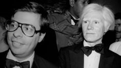 Warhol-Vijande-Más-que-pistolas,-cuchillos-y-cruces-fondo