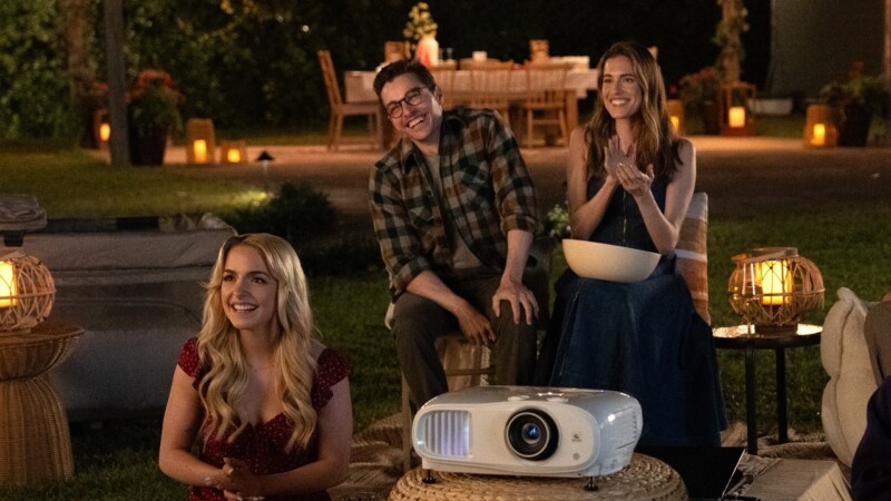 Dave Franco, Allison Williams, y Mckenna Grace en A pesar de ti (2025)