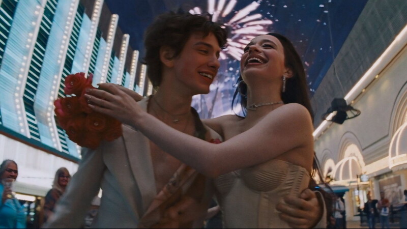 Mark Eydelshteyn y Mikey Madison en Anora (2024)
