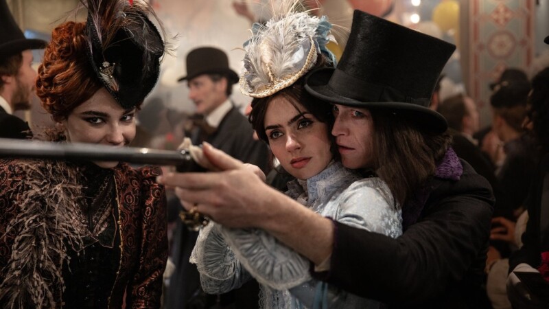 Caleb Landry Jones, Zoë Bleu, y Matilda De Angelis en Drácula (2025)