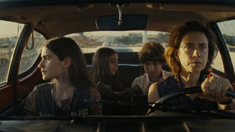 Fernanda Torres, Cora Mora, Guilherme Silveira, y Valentina Herszage en Aún estoy aquí (2024)