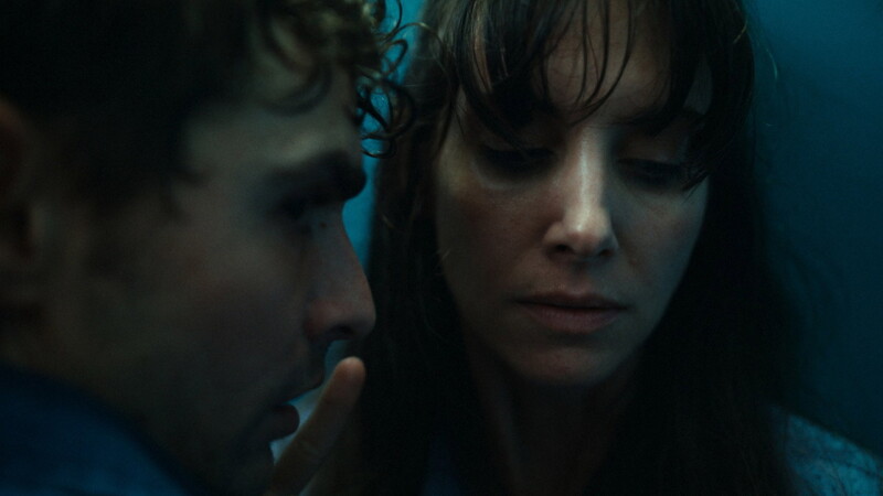 Alison Brie y Dave Franco en Together (2025)