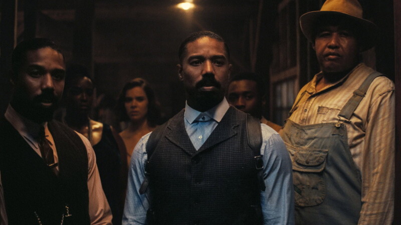 Michael B. Jordan, Omar Benson Miller, Miles Caton, Wunmi Mosaku, y Hailee Steinfeld en Los pecadores (2025)