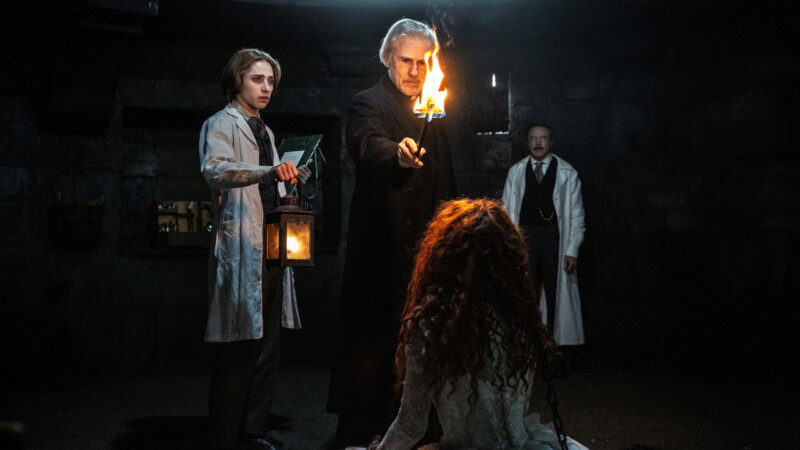 Guillaume de Tonquédec, Christoph Waltz, y Raphael Luce en Drácula (2025)