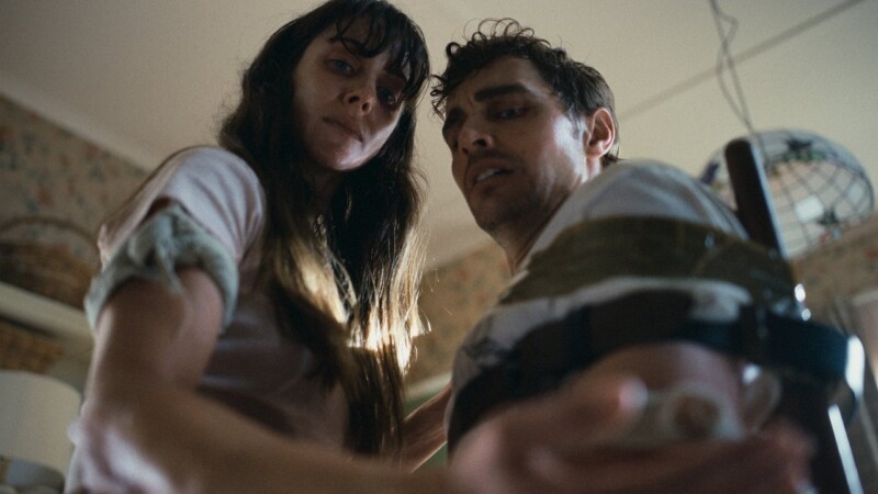 Alison Brie y Dave Franco en Together (2025)
