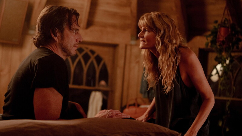 Laura Dern y Will Arnett en Sin conexión (2025)