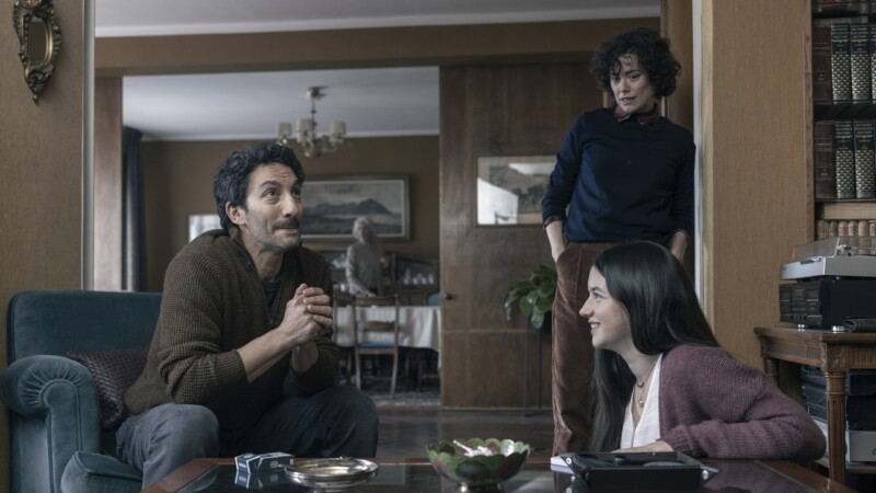 Juan Minujín, Blanca Soroa, y Patricia López Arnaiz en Los domingos (2025)