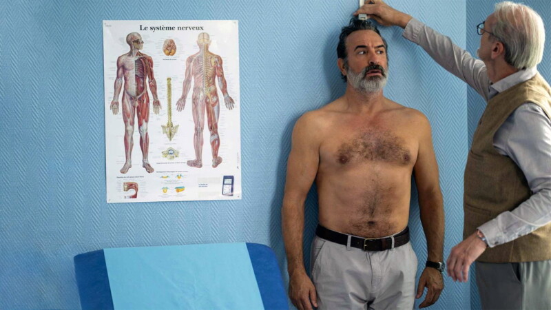 Jean Dujardin en El hombre menguante (2025)
