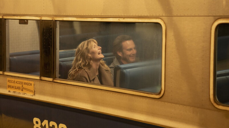 Laura Dern y Will Arnett en Sin conexión (2025)