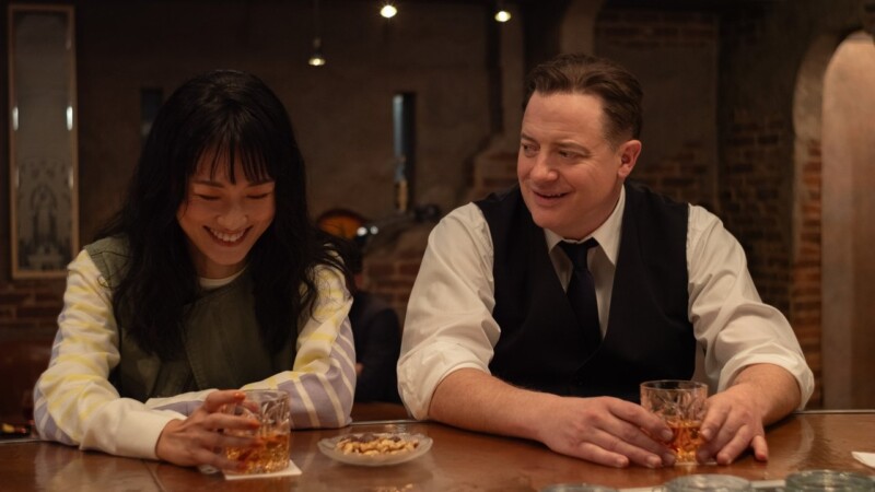 Brendan Fraser y Mari Yamamoto en Rental Family (Familia de alquiler) (2025)