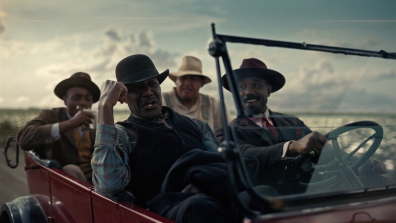 Delroy Lindo, Michael B. Jordan, Omar Benson Miller, y Miles Caton en Los pecadores (2025)