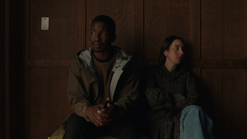 Alana Haim y Mamoudou Athie en El drama (2026)