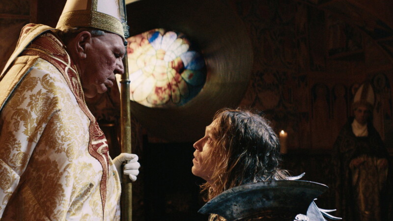 Haymon Maria Buttinger y Caleb Landry Jones en Drácula (2025)