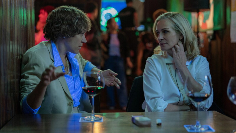 Julia Roberts y Chloë Sevigny en Caza de brujas (2025)