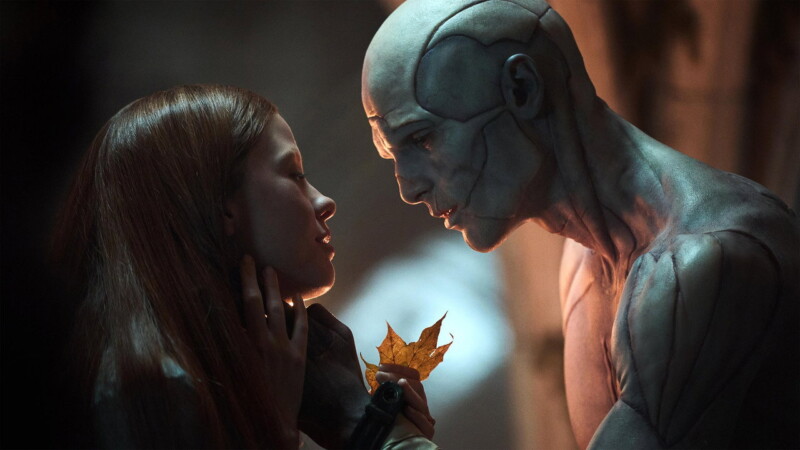 Mia Goth y Jacob Elordi in Frankenstein (2025)
