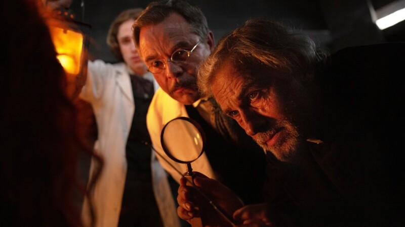 Guillaume de Tonquédec, Christoph Waltz, y Raphael Luce en Drácula (2025)