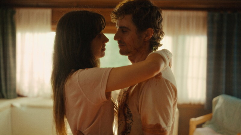 Alison Brie y Dave Franco en Together (2025)