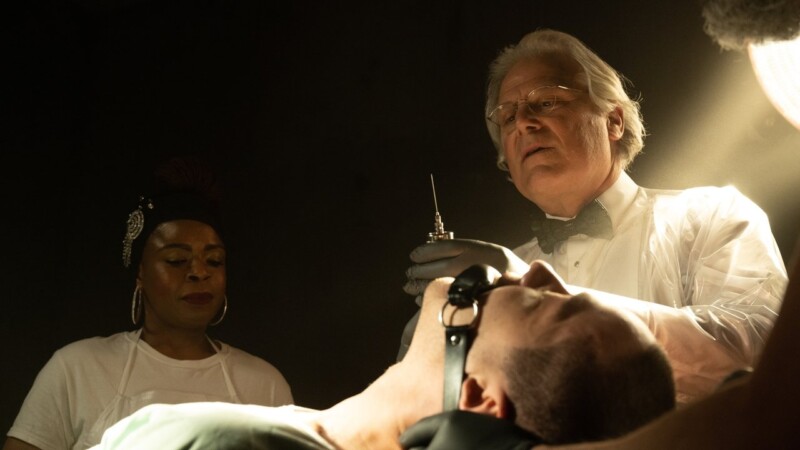 Bruce Altman y Mugga en The Home (2025)