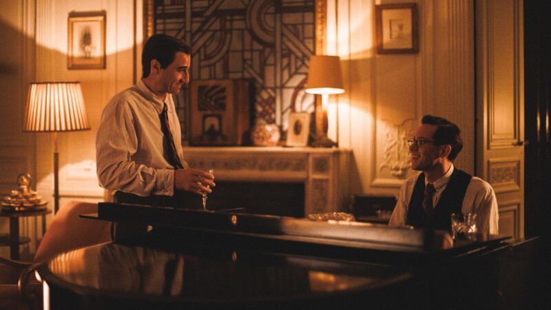 Tahar Rahim y Bastien Bouillon en Monsieur Aznavour (2024)
