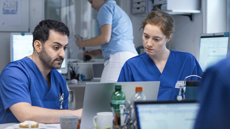 Leonie Benesch y Alireza Bayram en Turno de guardia (2025)