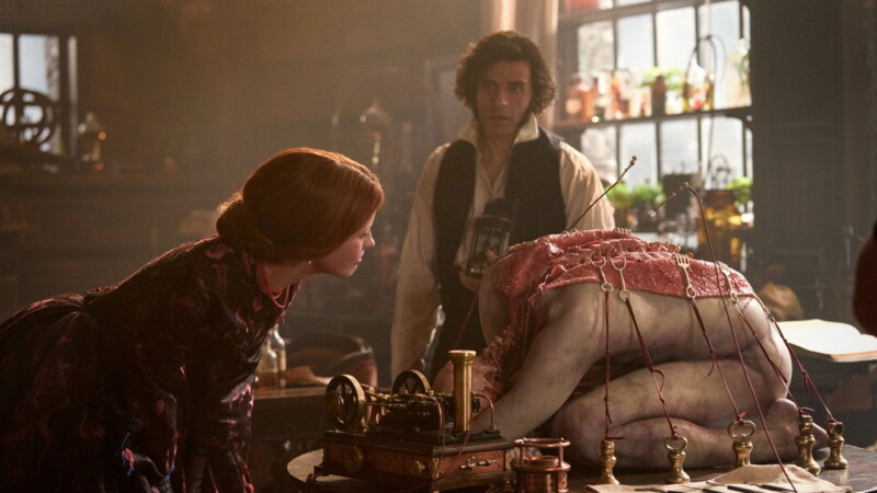 Oscar Isaac, Mia Goth, y Jacob Elordi en Frankenstein (2025)