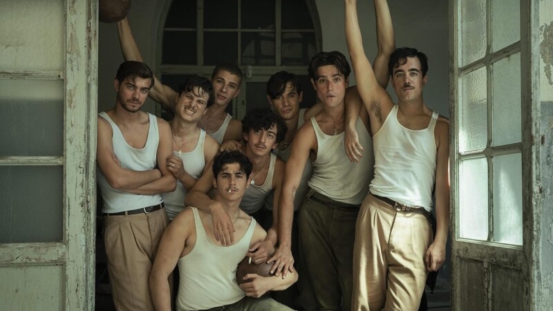 Mateo Medina, Joaquín Ruíz, Valentín Martínez, Juan Vergara, Gio Torino, Lorenzo Zurzolo, Javier Butler, y Teo Lucadamo en La bola negra (2026)