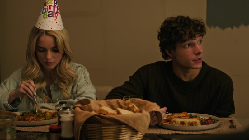 Mckenna Grace y Mason Thames en A pesar de ti (2025)