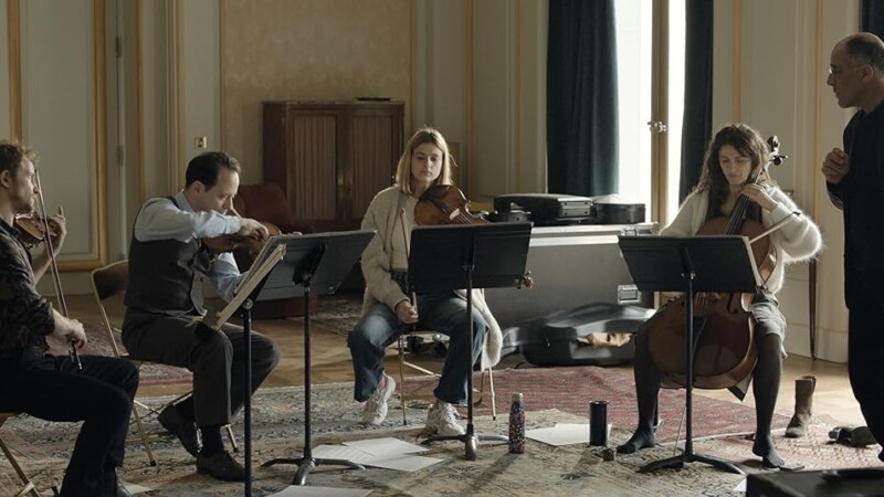 Frédéric Pierrot, Marie Vialle, Emma Ravier, Mathieu Spinosi, y Daniel Garlitsky en Los músicos (2025)
