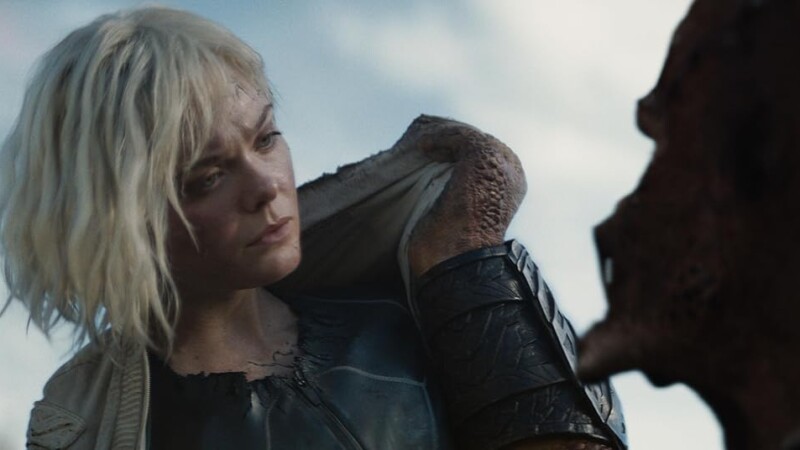 Dimitrius Schuster-Koloamatangi y Elle Fanning en Predator: Badlands (2025)