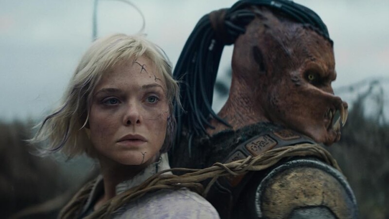 Dimitrius Schuster-Koloamatangi y Elle Fanning en Predator: Badlands (2025)