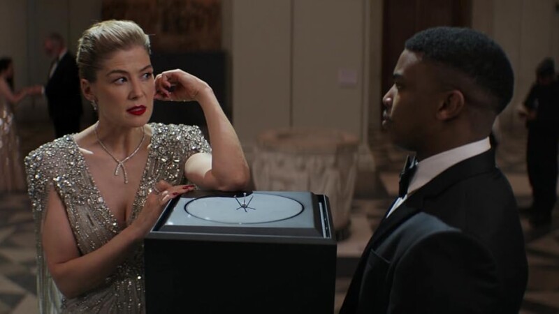 Rosamund Pike y Thabang Molaba en Ahora me ves 3 (2025)
