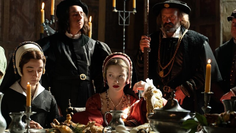 Junia Rees y Patsy Ferran en La última reina (Firebrand) (2023)