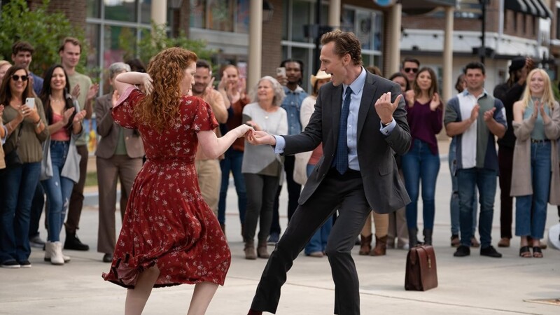 Tom Hiddleston y Annalise Basso en La vida de Chuck