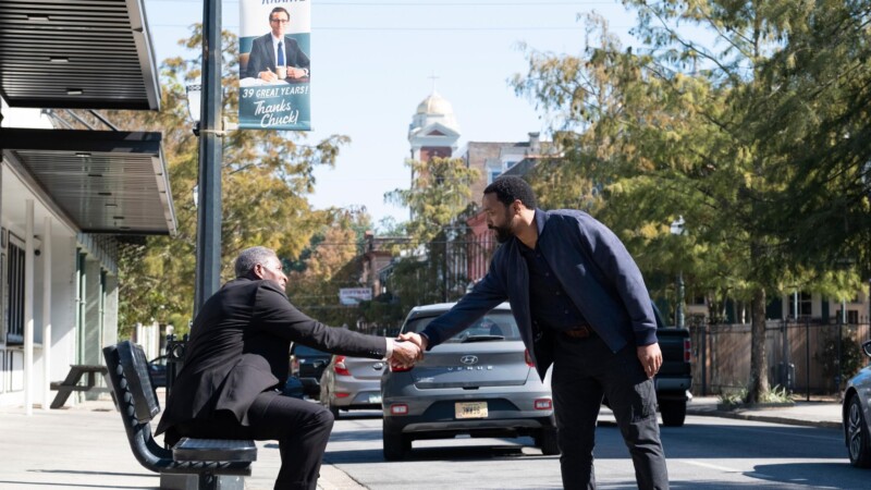 Chiwetel Ejiofor y Carl Lumbly en La vida de Chuck (2024)