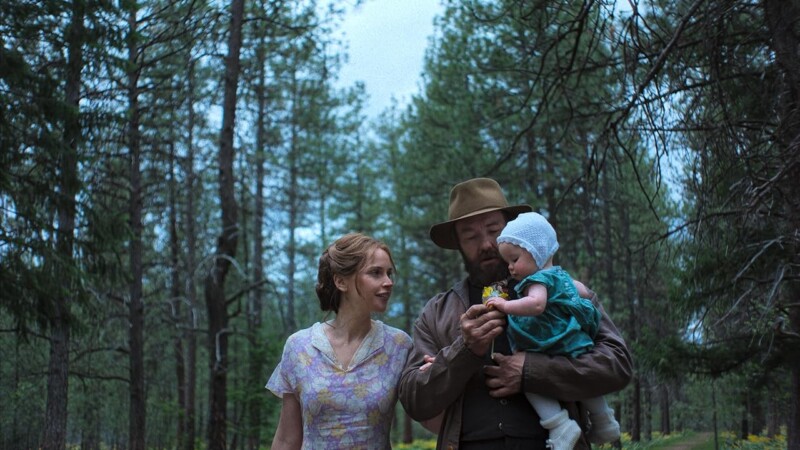 Joel Edgerton y Felicity Jones en Sueños de trenes (2025)