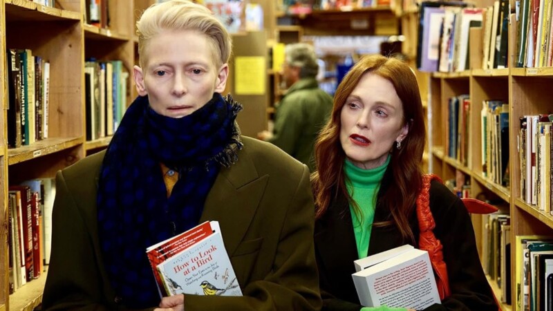 Julianne Moore y Tilda Swinton en La habitación de al lado (2024)