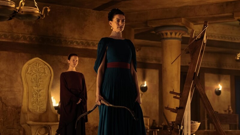Anne Hathaway y Mia Goth en La Odisea (2026)