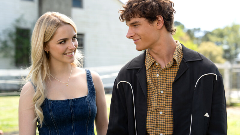 Mckenna Grace y Mason Thames en A pesar de ti (2025)