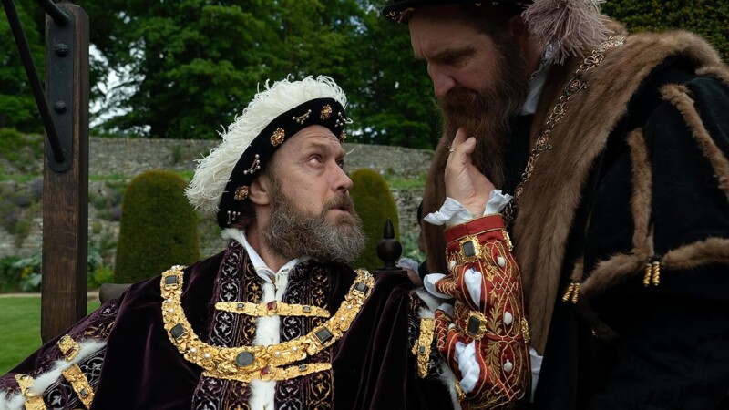 Jude Law y Eddie Marsan en La última reina (Firebrand) (2023)