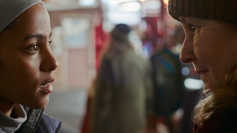 Melissa Leo y Lou Llobell en El pasajero nocturno (2026)