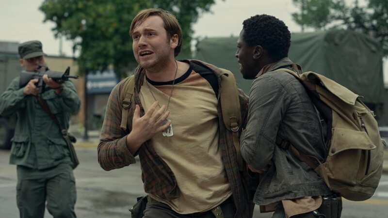 Cooper Hoffman, Jake Kennerd, y David Jonsson en La larga marcha (2025)