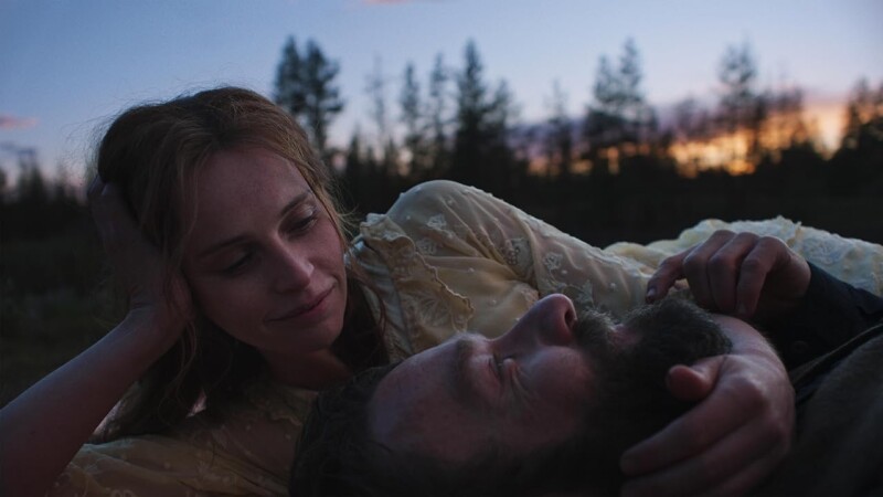 Joel Edgerton y Felicity Jones en Sueños de trenes (2025)