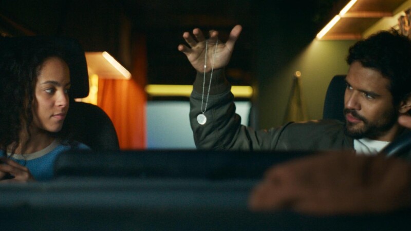 Jacob Scipio y Lou Llobell en El pasajero nocturno (2026)