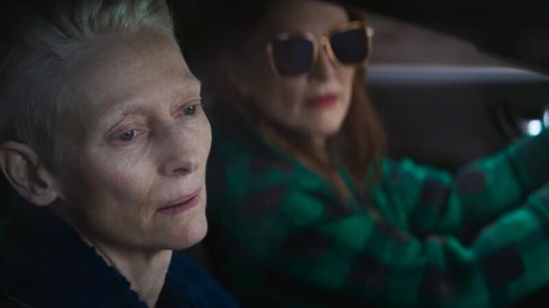 Julianne Moore y Tilda Swinton en La habitación de al lado (2024)