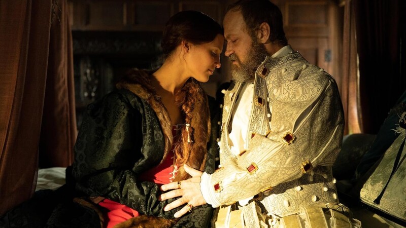Jude Law y Alicia Vikander en La última reina (Firebrand) (2023)