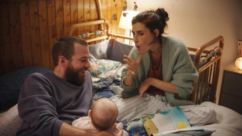Miriam Garlo y Álvaro Cervantes en Sorda (2025)
