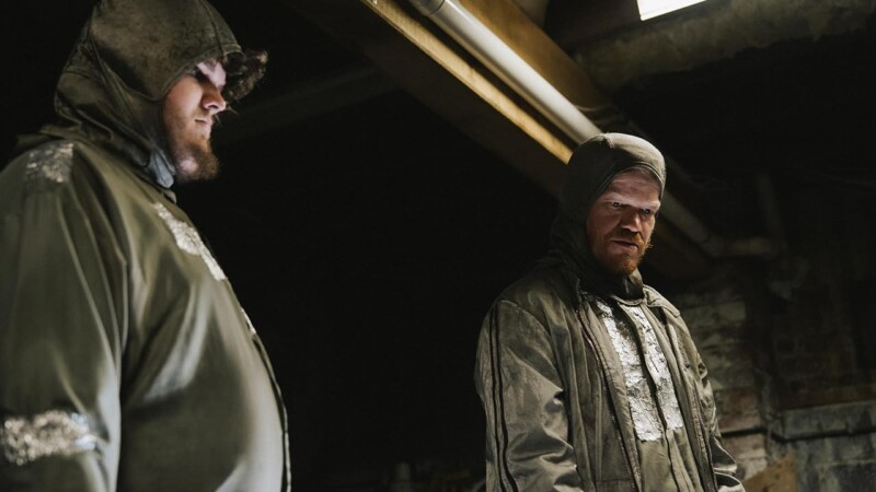 Jesse Plemons y Aidan Delbis en Bugonia (2025)