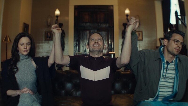 Elijah Wood, Laura Mennell, y Theo James en The Monkey (2025)