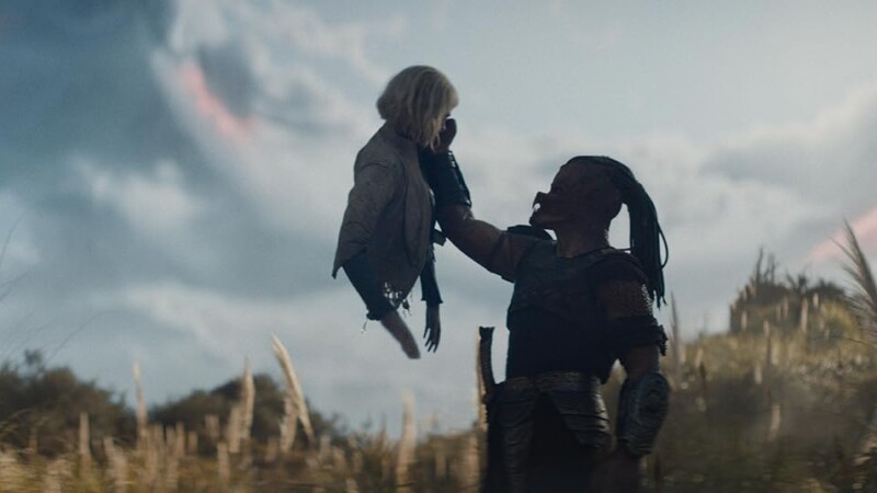 Dimitrius Schuster-Koloamatangi y Elle Fanning en Predator: Badlands (2025)