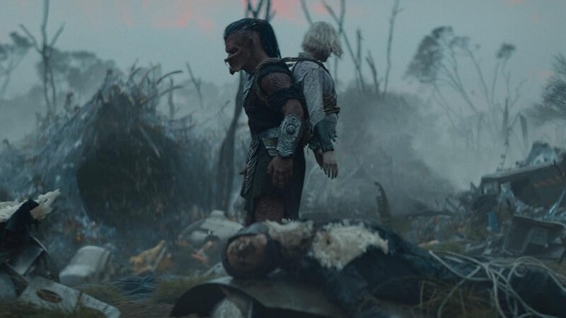 Dimitrius Schuster-Koloamatangi y Elle Fanning en Predator: Badlands (2025)